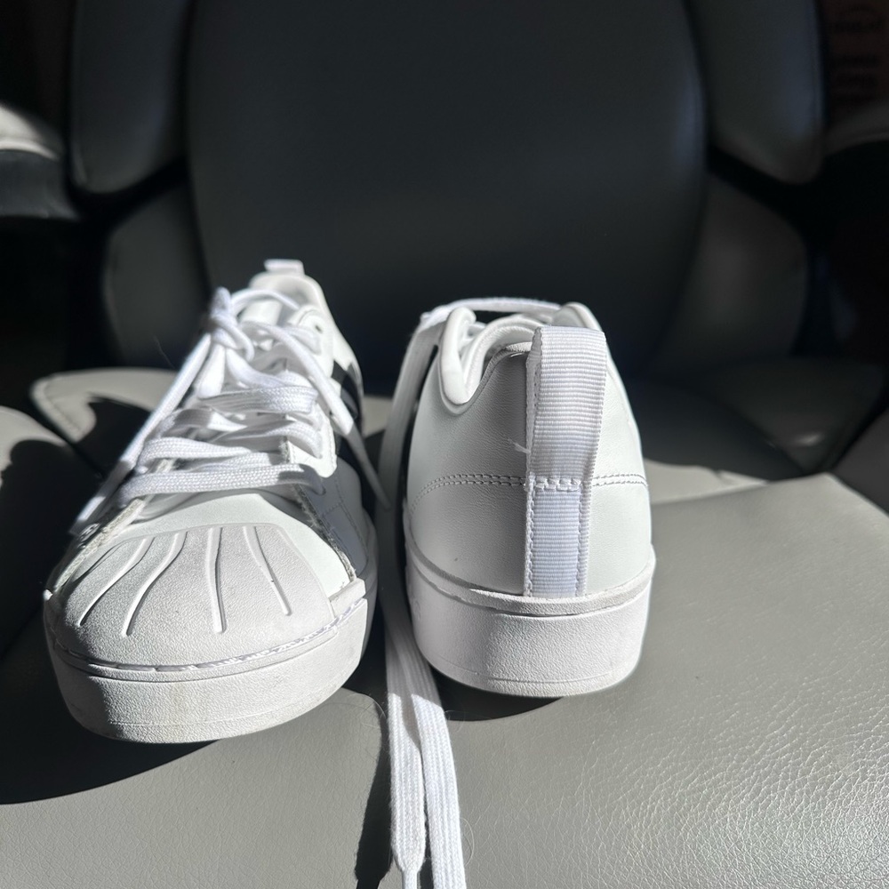 Like new Adidas shell toe shoe - Picture 3 of 5